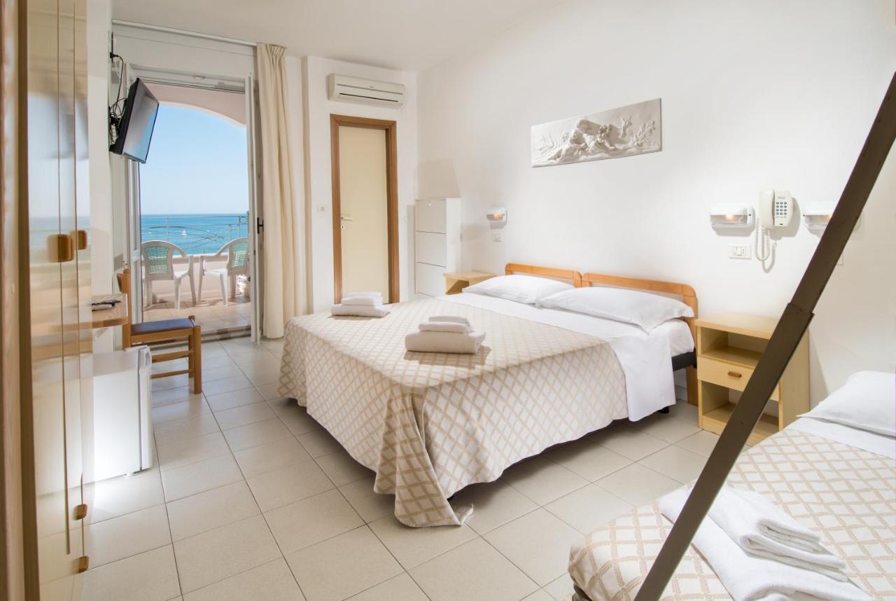 Hotel Continental Cattolica Exterior photo